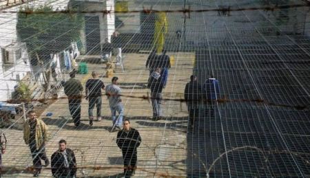 قدورة فارس: الاحتلال ينقل الأسرى من عسقلان لسجن نفحة بشكل مفاجئ