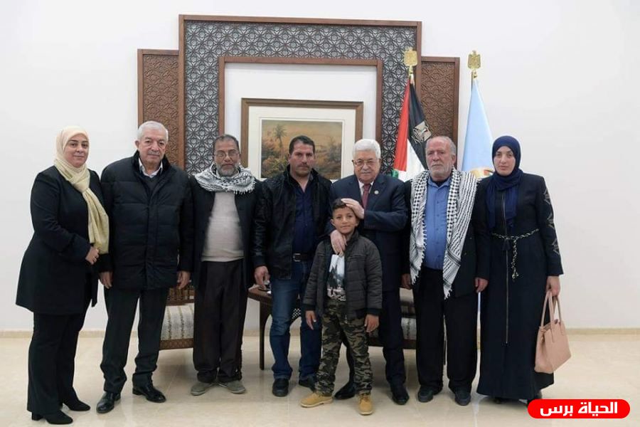 الرئيس يستقبل والدة وعائلة الشهيد أيمن حامد
