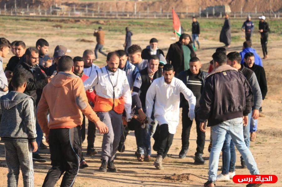 إصابة 15 مواطناً بينهم مسعفين بقمع الإحتلال لمسيرات سلمية شرق قطاع غزة