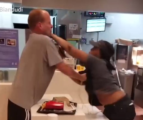 زبون يحاول خلع ملابس موظفة مكدونالدز 