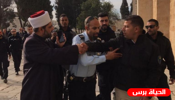 الاحتلال يحاصر عدد من حراس الأقصى