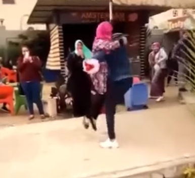 فيديو طالبة الحضن بجامعة المنصورة وتعليق شيخ الأزهر على قرار فصلها