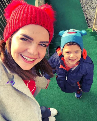 بيلين كارهان تنشر صورتها مع طفلها الصغير