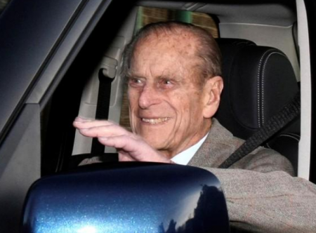 الأمير فيليب ينجو من موت محقق