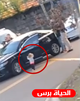 طفلة تثير ضجة بعد استسلامها للشرطة 