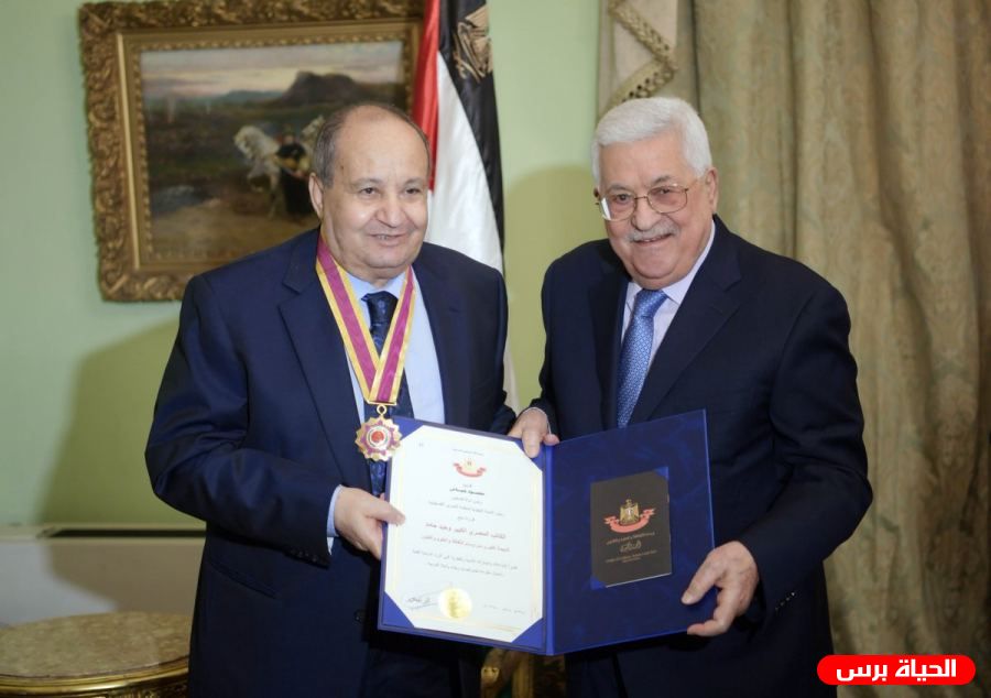 الرئيس عباس يقلد الكاتب المصري وحيد حامد النجمة الكبرى من وسام الثقافة والعلوم والفنون