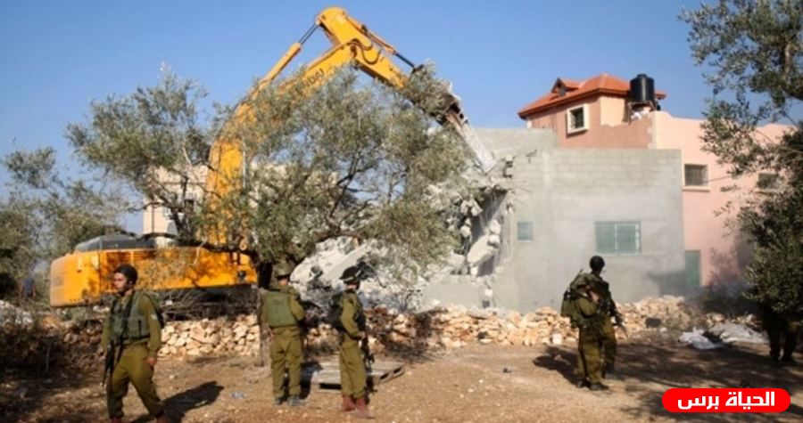 الاحتلال يجبر مواطنا على هدم بركسه السكني في أبو ديس 