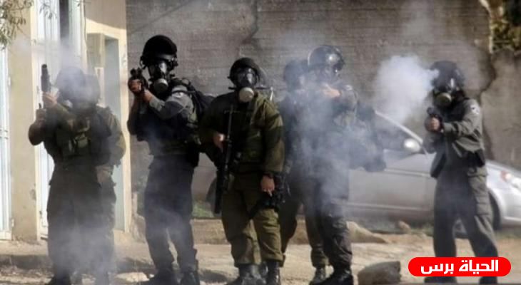إصابات بالاختناق عقب إطلاق الاحتلال قنابل الغاز تجاه منزل في بيت أمر