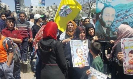 ذوو الأسرى في طولكرم يؤكدون دعمهم للرئيس خلال وقفتهم الأسبوعية