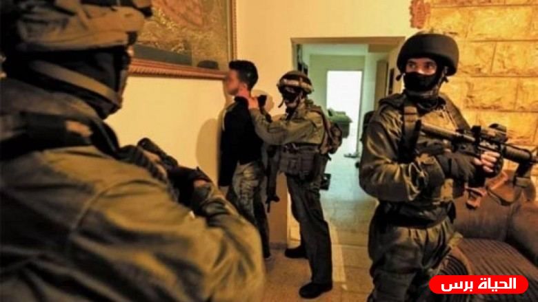 الاحتلال يعتقل 8 مواطنين من الضفة بينهم شقيقان