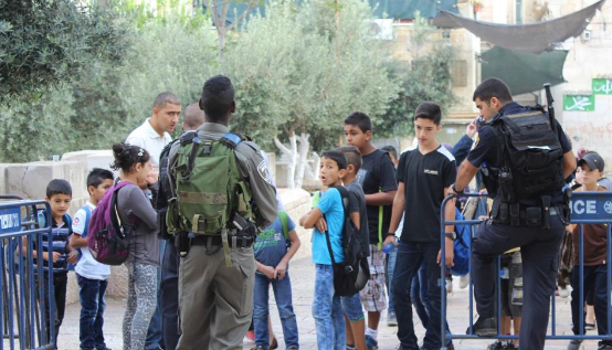 الاحتلال يسلم 8 شبان بلاغات للحضور للمحكمة بدعوى خرقهم قرار الحبس المنزلي