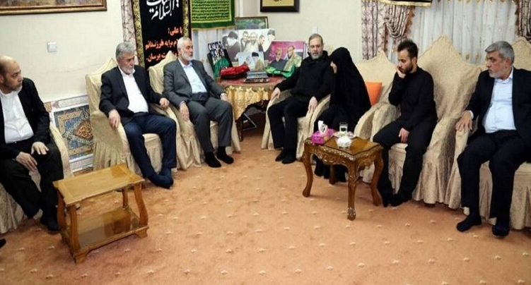 وفد رفيع من حماس والجهاد الإسلامي يقدم التعازي لعائلة قاسم سليماني في طهران