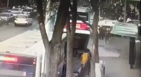 شاهد الأرض تبتلع حافلة ركاب في الصين