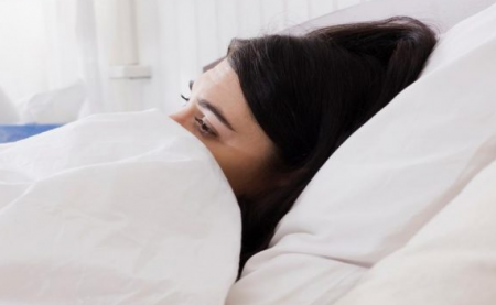 فتاة تبيع عذريتها بمبلغ ضخم وهذا المشتري