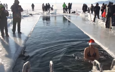 فيديو :الغطس في بحيرة متجمدة احتفالاً بعيد الغطاس 