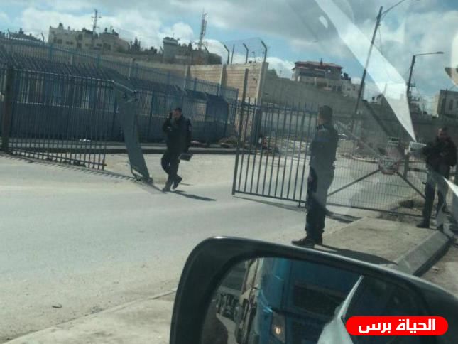 إغلاق طريق قلنديا القدس بسبب سقوط لوحة إعلانات