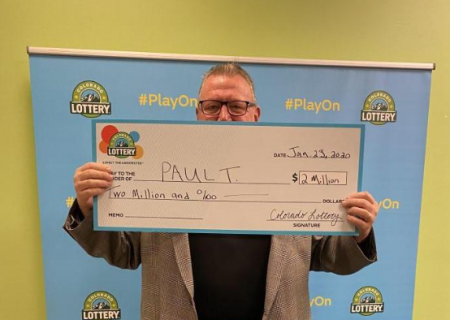 يحمل ورقة يناصيب بـ 2 مليون دولار وهو لا يعلم