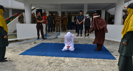 لأول مرة إمرأة تنفذ حد الزنا بسيدة غير متزوجة في اندونيسيا