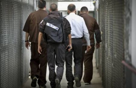 الاحتلال يمنع الزيارة عن أسير ويطالب ذويه بتسليم حاسوبه الخاص