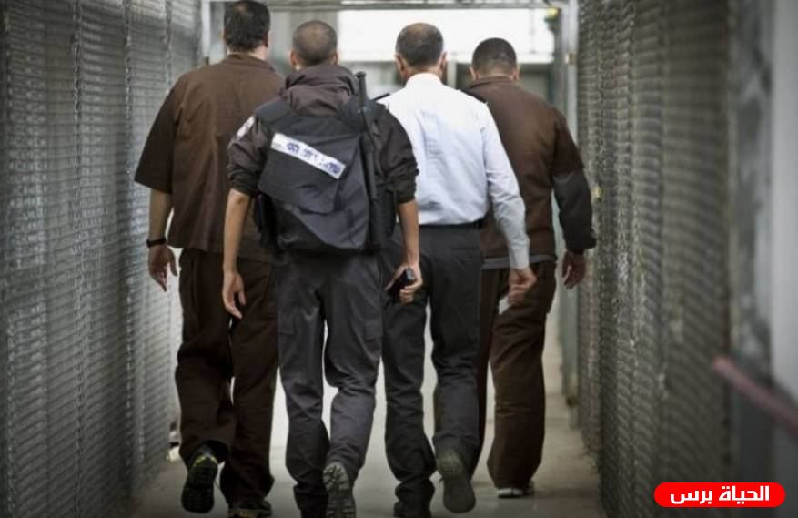 الاحتلال يمنع الزيارة عن أسير ويطالب ذويه بتسليم حاسوبه الخاص