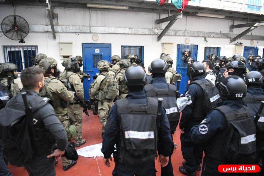 قوات القمع تقتحم قسمي (10) و(11) في سجن عوفر