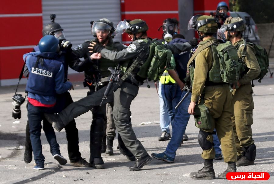 قوات الاحتلال تحتجز مصوري وفا وتلفزيون فلسطين 