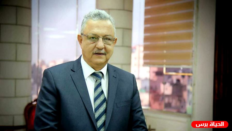 محافظ طولكرم يسلم (10) كراسٍ كهربائية لذوي الإعاقة من طلبة المدارس
