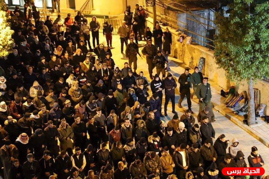 الآلاف من المواطنين يؤدون صلاة فجر الجمعة (الرحمن )في الحرم الابراهيمي الشريف