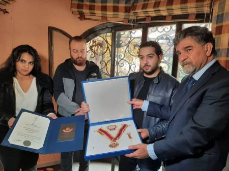 نيابة عن الرئيس عباس : عبد الهادي يسلم نجل الراحل حاتم علي وسام الفنون والثقافة والعلوم النجمة الكبرى