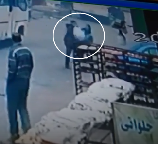 موقف صادم.. مصري يقتل زوجته أمام المارة ويدخن السيجارة حتى وصول الشرطة