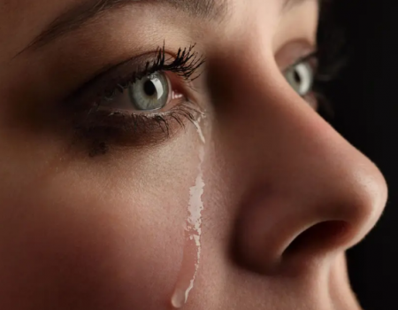 كشف سر الضحك بعد البكاء وفوائد الدموع 
