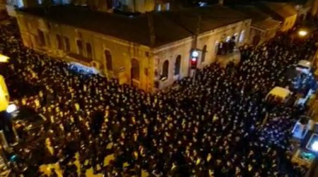 الآلاف من الحريديم يشاركون في جنازة حاخام في القدس