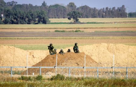 Israeli army targets farmers in southern Gaza Strip
