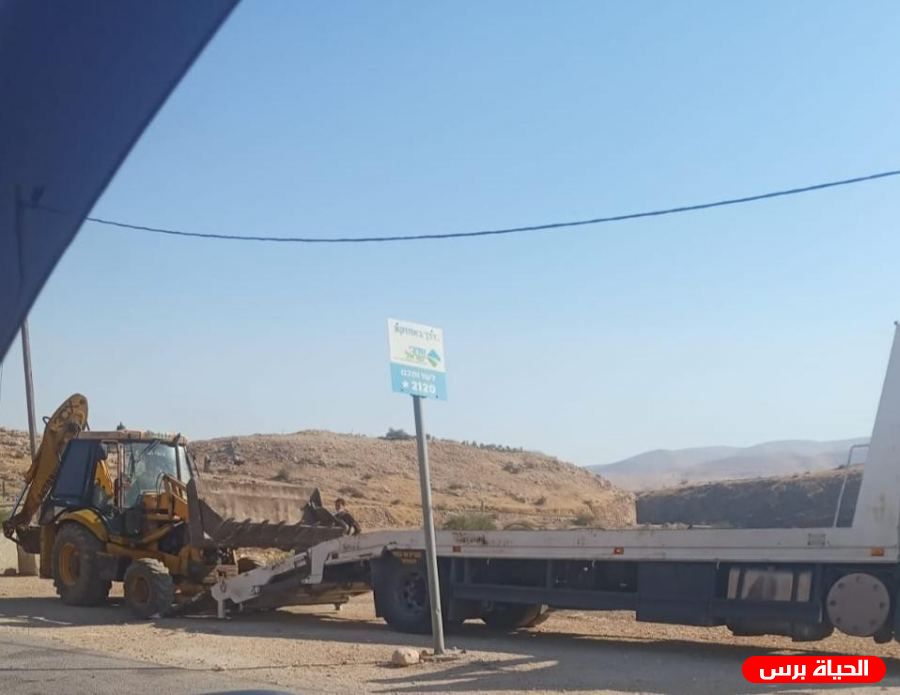 الاحتلال يستولي على جرافة وجرار في فروش بيت دجن 