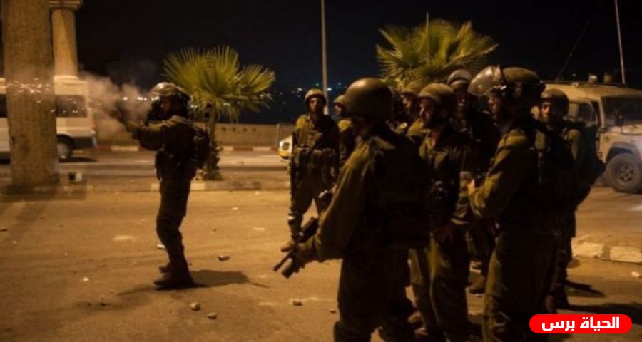 الاحتلال يعتقل شابا من مخيم قلنديا أثناء تواجده بمكان عمله في كفر عقب