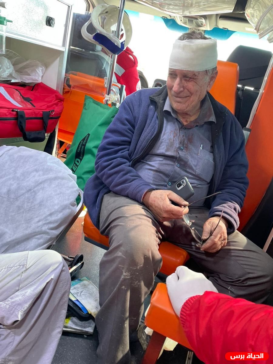 اصابة 10 متضامنين باعتداءات المستوطنين قرب نابلس