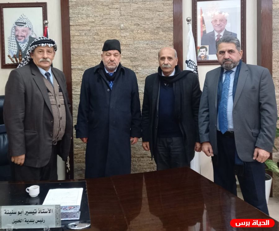 خلال لقائه بقيادات وطنية .. ابو اسنينة يؤكد على اهمية تعزيز التعاون المجتمعي لتطوير مدينة الخليل