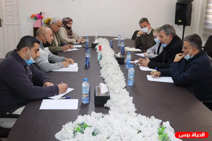 د. ابو هولي ومفوض عام الاونروا يؤكدان على اهمية اعداد استراتيجية محددة الأهداف لمواجهة التحديات التي ستواجه الاونروا