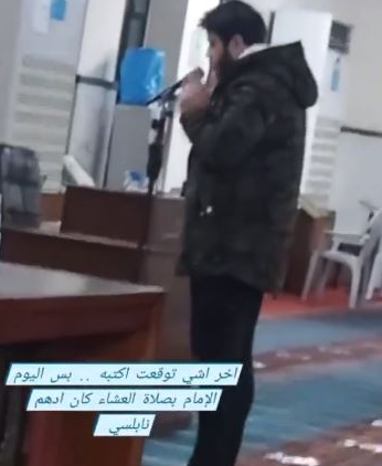 ادهم النابلسي يؤم المصلين في مسجد
