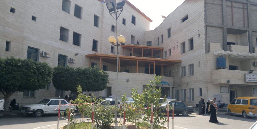 صور .. العثور على طفل داخل مرحاض في مستشفى الأقصى