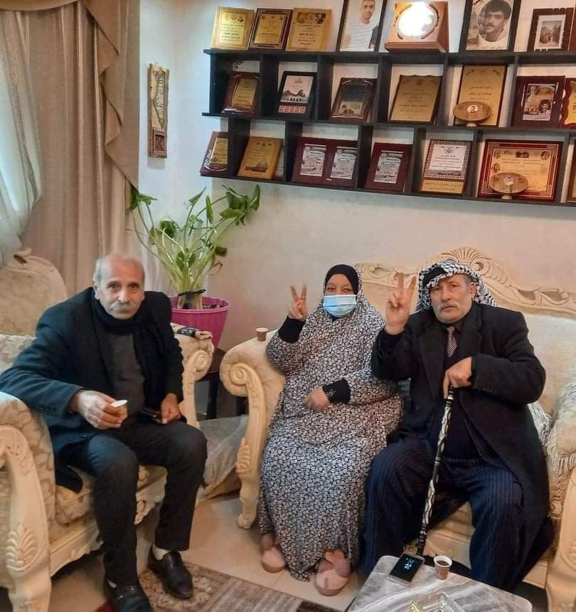 الشيوخي يزور والدة الأسير ناصر أبو حميد ويؤكد على مساندتها 