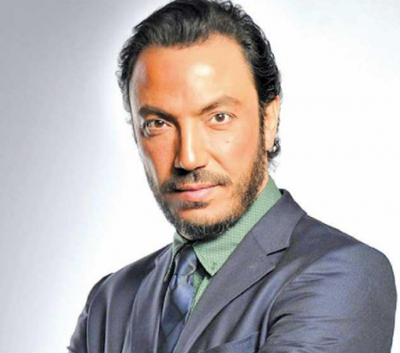 نجوم الفن يشاركون طارق لطفي مصابه بوفاة والدته