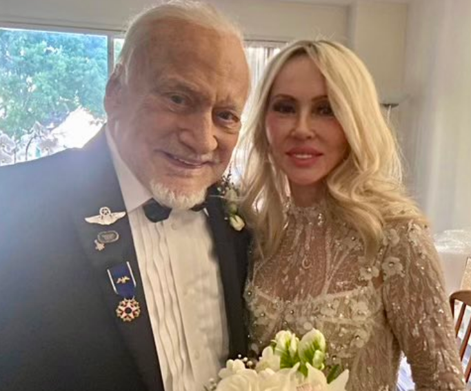 رائد فضاء أمريكي يتزوج على عمر 93 عاماً