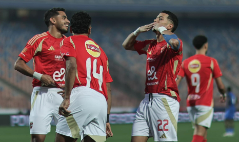 الأهلي يهزم سموحة بثنائية ويتصدر الدوري المصري وسط لقطات مميزة