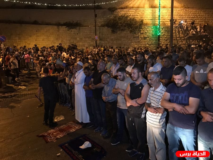 العشرات يؤدون صلاتي المغرب والعشاء في باب الرحمة