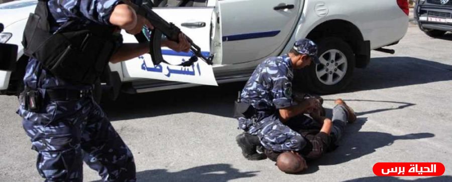 الشرطة تقبض على شخص بحوزته قطع يشتبه أنها أثرية في نابلس
