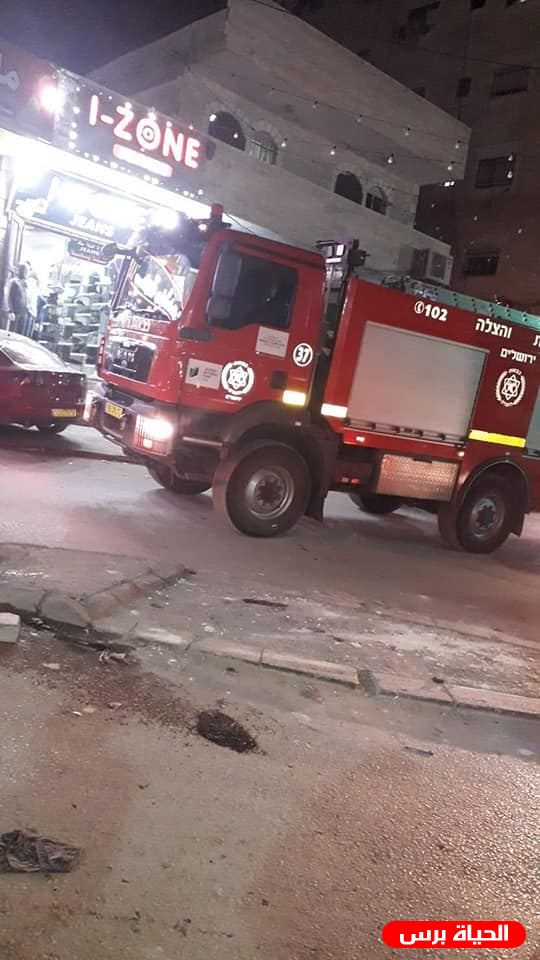 الدفاع المدني يخلي 40 عائلة من مبنى سكني في عناتا بعد اندلاع حريق