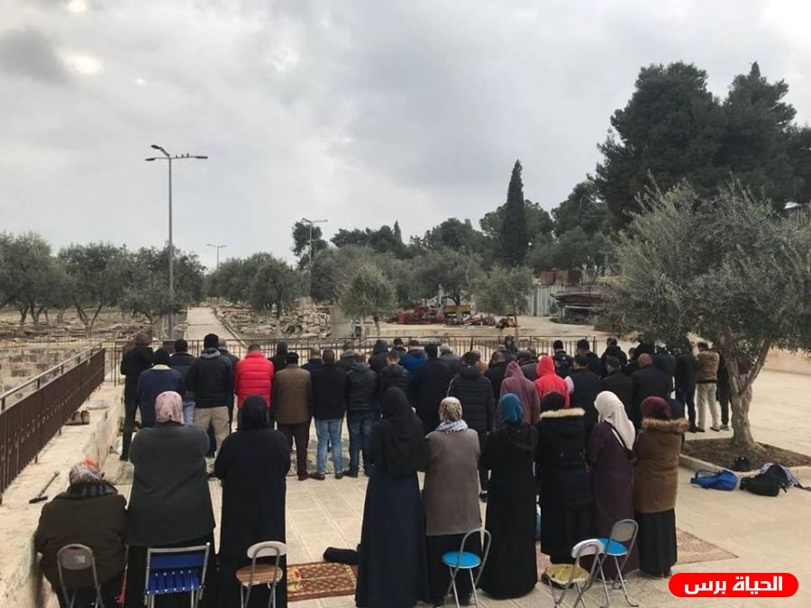 المواطنون يؤدون صلاة الظهر عند 