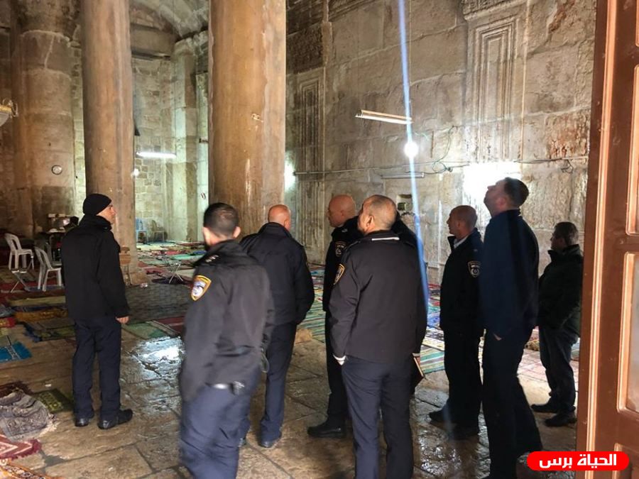 قائد شرطة الاحتلال وضباط في الشاباك يقتحمون مصلى الرحمة