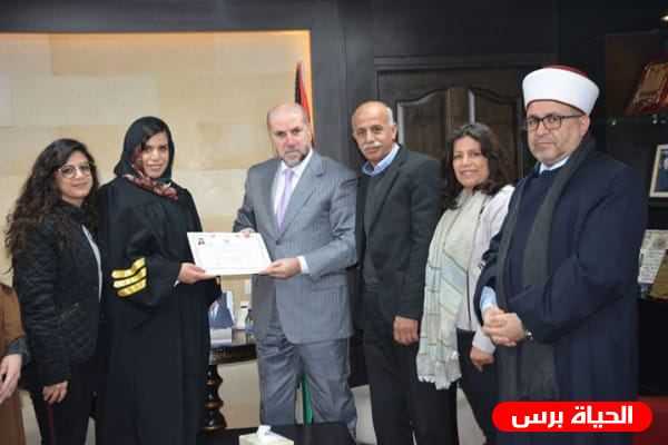 الهباش يمنح محامية مسيحية شهادة مزاولة مهنة في القضاء الشرعي الإسلامي 